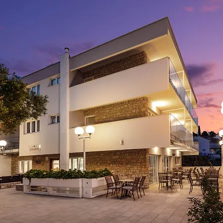 Ξενοδοχείο Pharia & Residences Χβαρ