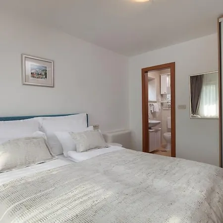 Lägenhetshotell Pharia And - By The 3*