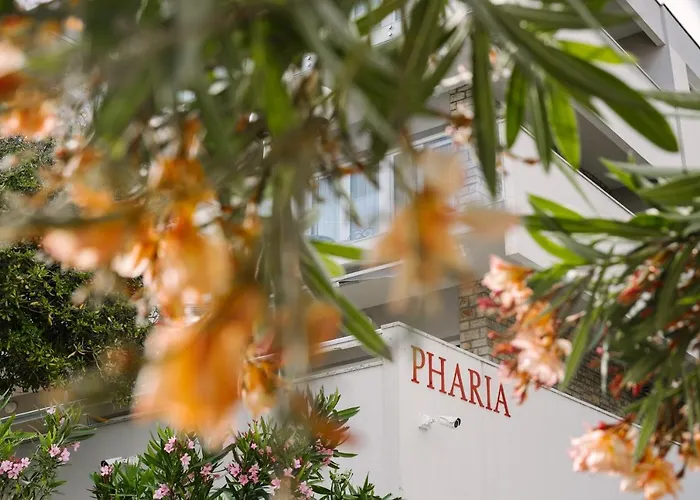 Pharia And - By The 3* フヴァル