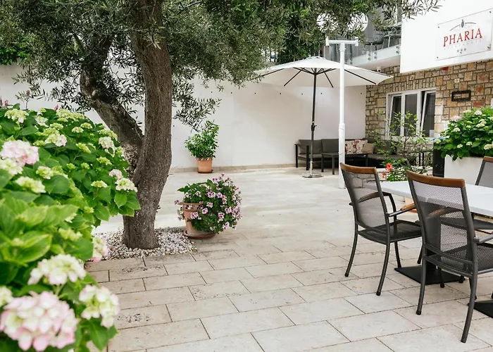 アパートホテル Pharia And - By The フヴァル