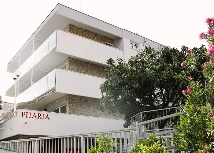 Pharia And - By The 3* フヴァル