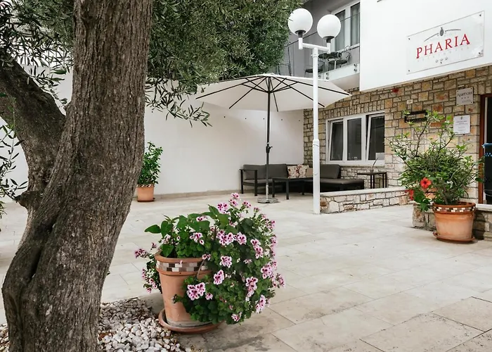 アパートホテル Pharia And - By The フヴァル