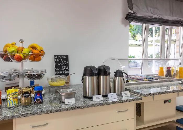 Pharia And - By The フヴァル