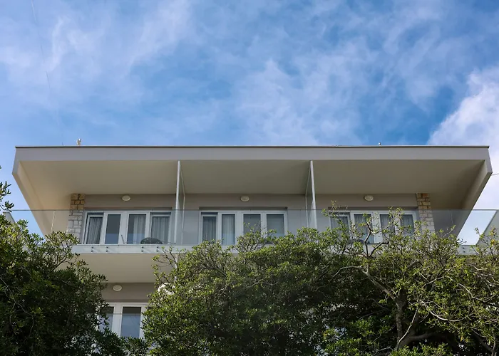 Pharia And - By The 3* フヴァル