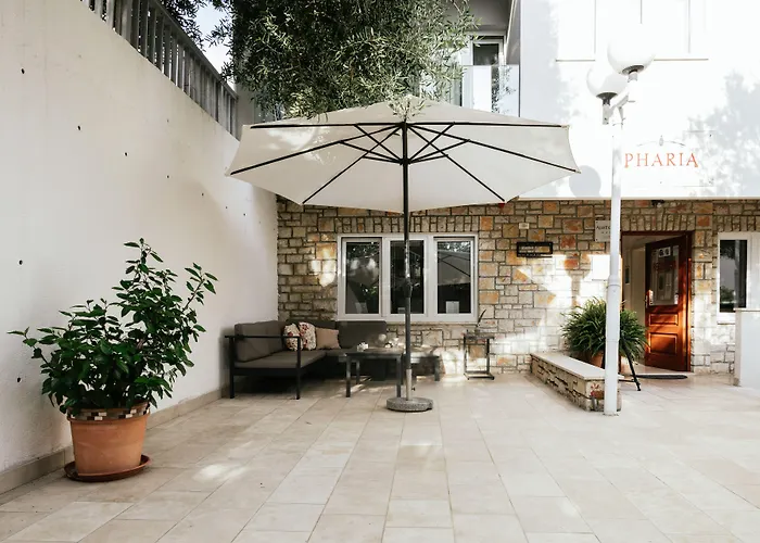 Pharia And - By The 3* フヴァル