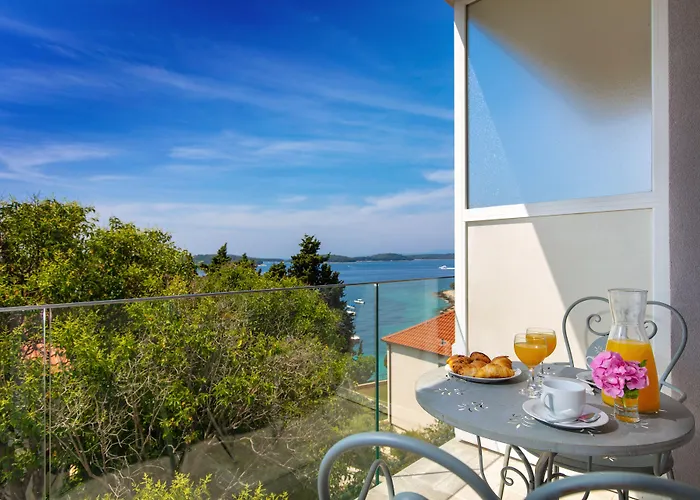 Pharia And - By The 3* フヴァル